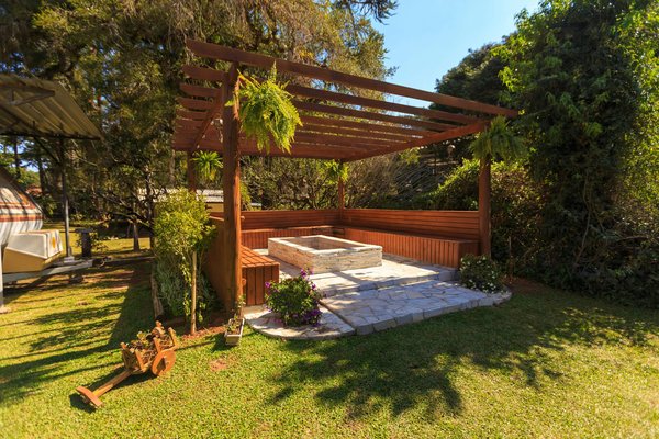 Comment fixer facilement une pergola sur l'herbe ?